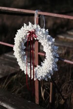 Duży wieniec z kremowymi filcowymi śnieżynkami - ostatni egzemplarz - obrazek 3