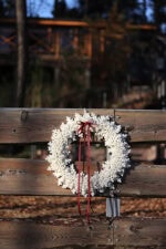 Duży wieniec z kremowymi filcowymi śnieżynkami - ostatni egzemplarz - obrazek 2