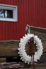 Duży wieniec z kremowymi filcowymi śnieżynkami - ostatni egzemplarz - obrazek 5