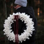 Duży wieniec z kremowymi filcowymi śnieżynkami - ostatni egzemplarz