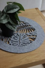 Filcowa serwetka z motywem tropikalnych liści i szeroką bortą 50x50cm - obrazek 4