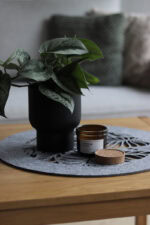 Filcowa serwetka z motywem tropikalnych liści i szeroką bortą 50x50cm - obrazek 3