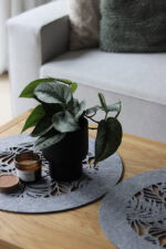 Filcowa serwetka z motywem tropikalnych liści i szeroką bortą 50x50cm - obrazek 7