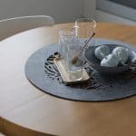 Filcowa serwetka z motywem tropikalnych liści i szeroką bortą 50x50cm