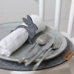 Filcowy pierścień na serwetkę - zając siedzący