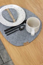 Filcowa podkładka o nieregularnym kształcie kamienia