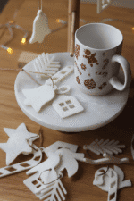 Zestaw czterech białych świątecznych filcowych zawieszek - obrazek 2