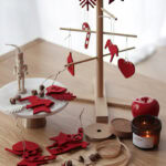 Zestaw czterech czerwonych świątecznych filcowych zawieszek