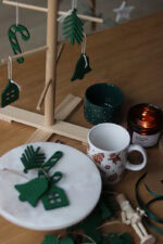 Zestaw czterech zielonych świątecznych filcowych zawieszek - obrazek 3