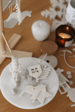 Zestaw czterech białych świątecznych filcowych zawieszek - obrazek 3