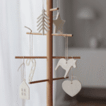 Zestaw czterech białych świątecznych filcowych zawieszek