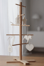 Zestaw czterech białych świątecznych filcowych zawieszek