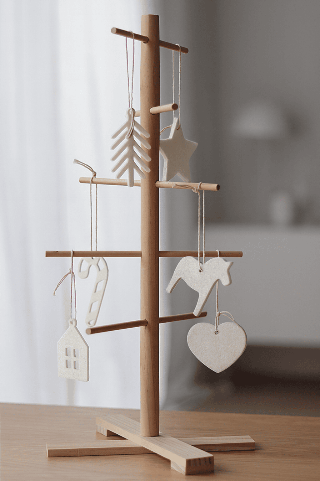 białe (2) Zestaw czterech białych świątecznych filcowych zawieszek - obrazek 1