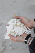 Zestaw czterech białych świątecznych filcowych zawieszek - obrazek 4